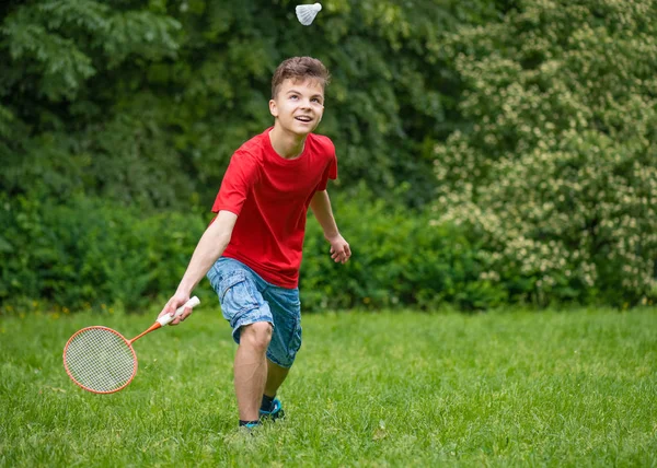 Teen ragazzo giocare badminton in parco — Foto Stock