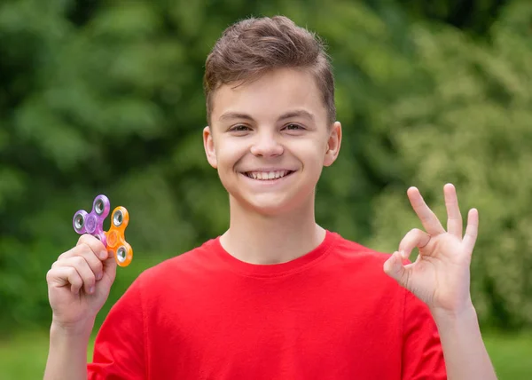 Tiener jongen met spinner — Stockfoto