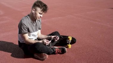 Kulaklıklar ve tablet genç çocuk