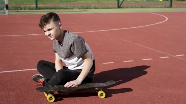 Teen boy with skateboard — Stock Video