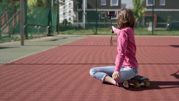 Adolescenta fata face selfie pe smartphone — Videoclip de stoc