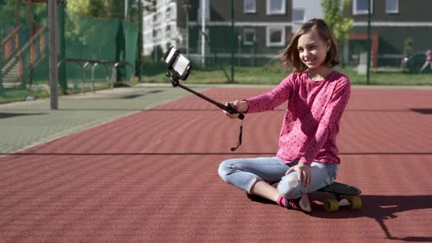 Dospívající dívka, takže selfie na smartphone — Stock video