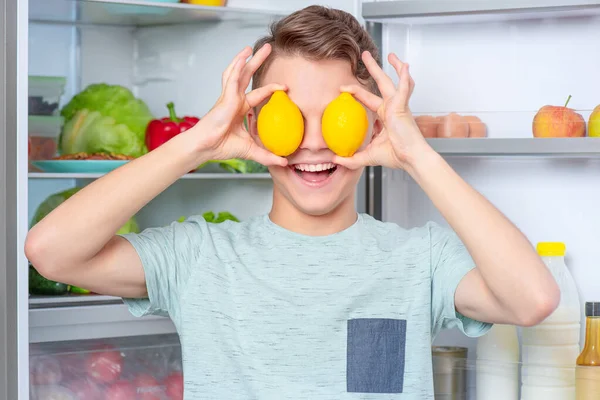 Ragazzo con cibo vicino al frigorifero — Foto Stock