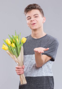 Gri çiçekleri ile çocuğu