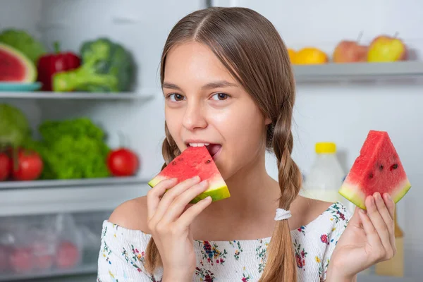 Jente med mat nær kjøleskapet – stockfoto