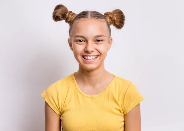 Retrato Menina Adolescente Feliz Com Penteado Engraçado Fundo Cinza Criança — Fotografia de Stock