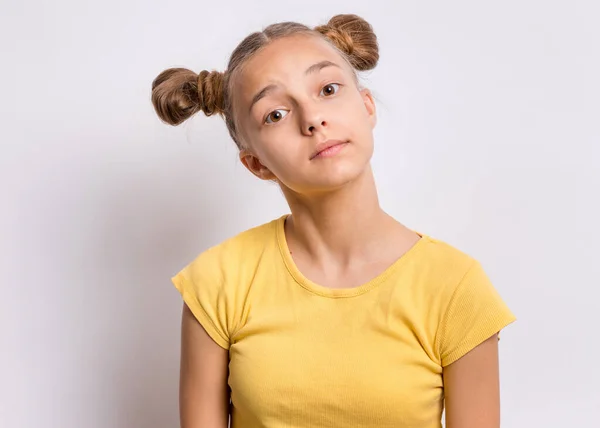 Retrato Menina Adolescente Com Penteado Engraçado Fundo Cinza Criança Bonita — Fotografia de Stock