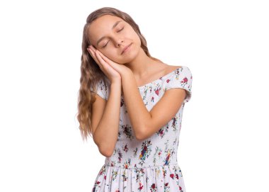 Yorgun uyuyan ya da kapalı gözlerle elleriyle poz veren genç çocuğun portresi. Sevimli genç beyaz genç beyaz arka plan üzerinde izole. Mutlu çocuk.