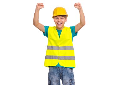Funny Handsome Teen Boy Güvenlik Ceket ve sarı Hard Hat giyen eğlenmek. Uzanmış elleriyle Mutlu gülümseyen Çocuk Portresi Kameraya bakmak, beyaz arka plan üzerinde izole.