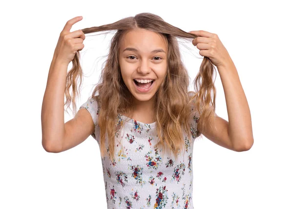 ヘアケア 白い背景に隔離され ヘアが乱れた面白い10代の女の子の肖像画を閉じます 頭の上に毛が散漫な美しい子供 笑顔女性若いですモデル保持彼女の髪 — ストック写真