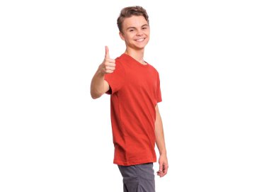 Beyaz arka plan üzerinde izole Jest kadar Thumb makyaj genç çocuk portresi. Yakışıklı beyaz genç genç gülümseyerek ve başarı işareti gösteriyor. Mutlu sevimli çocuk kameraya bakıyor.