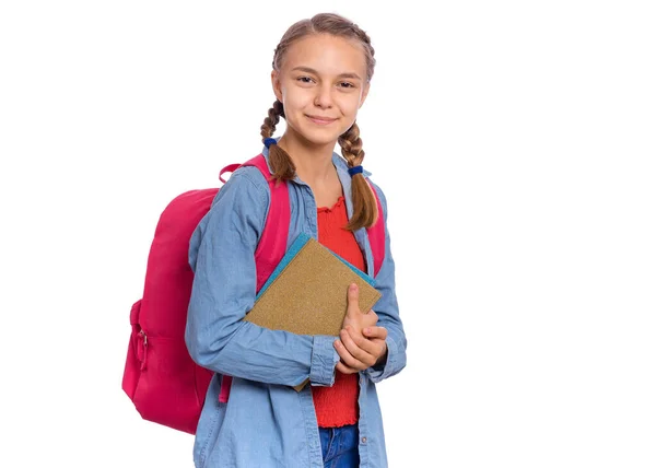 美丽的学生少女背着书 看着相机 可爱的微笑的女学生与包的肖像 孤立在白色背景 快乐的孩子 回到学校 — 图库照片