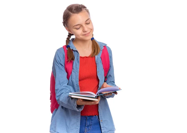 漂亮的学生少女背着背包看书 可爱微笑的女学生的画像 白色背景的孤立 快乐的孩子回到学校 — 图库照片