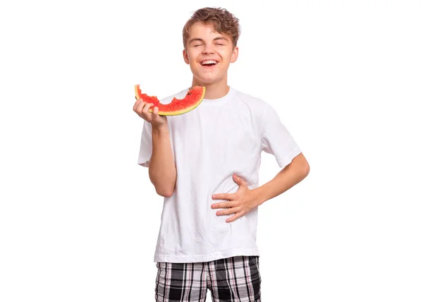 少男少女吃成熟的多汁西瓜和微笑的画像 可爱的高加索少年与切片健康西瓜 穿着白色T恤 与白色背景隔离的有趣而快乐的孩子 — 图库照片