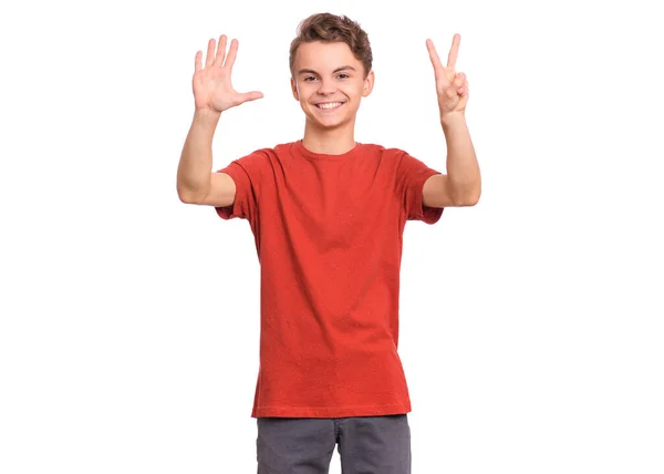 幸福的少年的肖像显示两个手掌 7个手指 孤立在白色背景 快乐微笑的孩子做七号的手势 照片系列计数从 — 图库照片