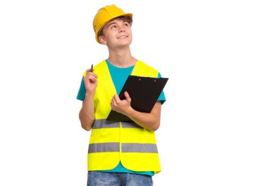 Yakışıklı Teen Boy Güvenlik Ceket ve elinde Pano ile sarı Hard Hat giyiyor. Çocuk Portresi - beyaz arka plan üzerinde izole, gerekli notları alarak elinde pano ile genç teknisyen.