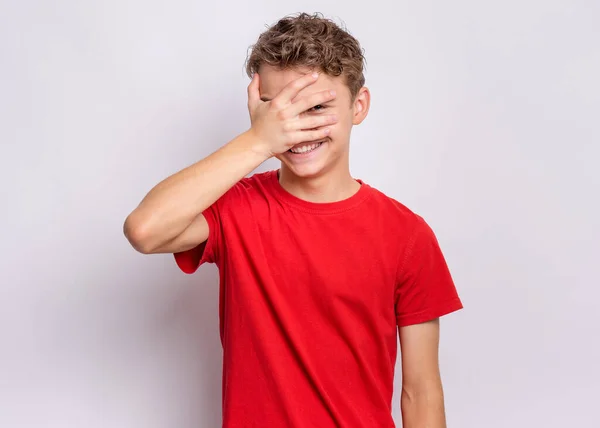 Πορτρέτο Του Ευτυχισμένου Έφηβου Αγοριού Κοιτάζοντας Κάμερα Μέσα Από Δάχτυλά — Φωτογραφία Αρχείου