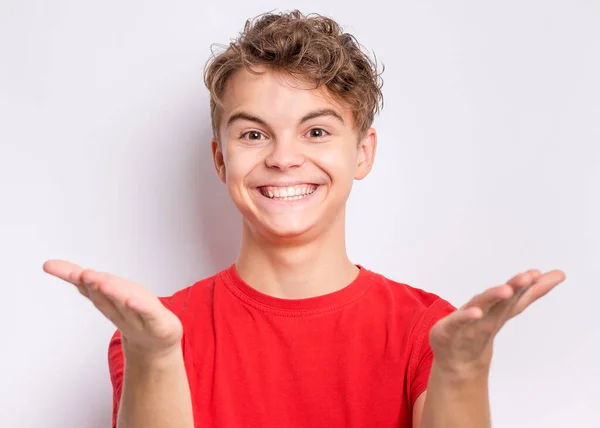 Happy Sorrindo Menino Adolescente Mostrando Ambas Mãos Abertas Palmas Apresentação — Fotografia de Stock