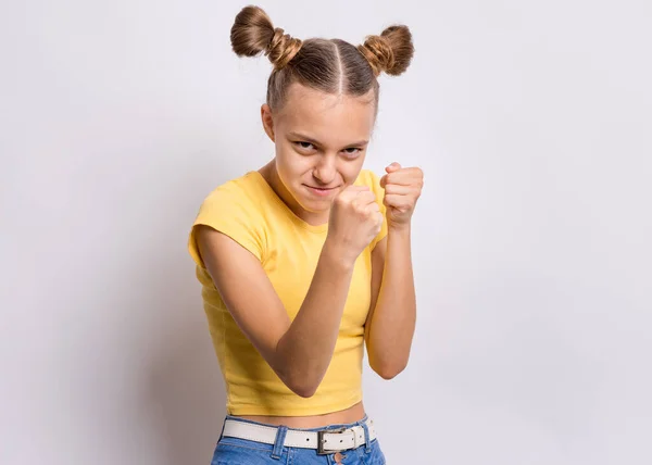 Engraçado Menina Adolescente Irritado Preparando Para Lutar Fundo Cinza Criança — Fotografia de Stock