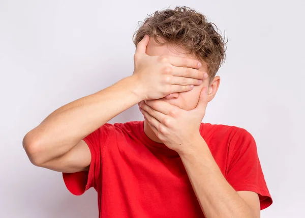 Portret Van Tiener Jongen Met Handen Het Gezicht Die Ogen — Stockfoto