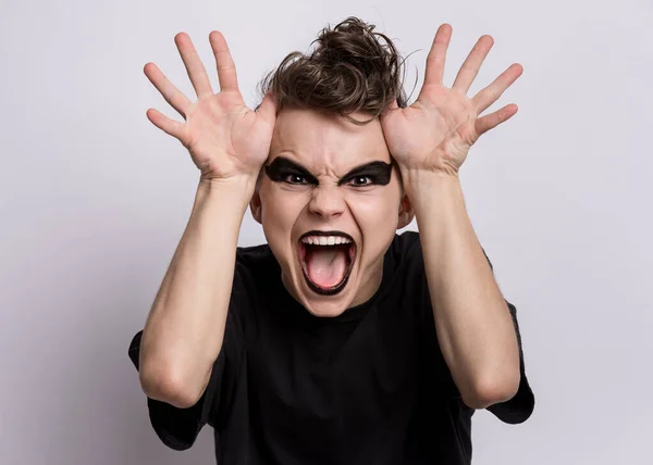 Menino Adolescente Louco Com Maquiagem Assustadora Fazendo Chifres Com Dedos — Fotografia de Stock