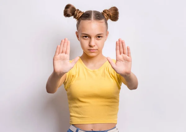 Porträt Eines Teenie Mädchens Beim Stoppschild Mit Handfläche Auf Grauem — Stockfoto