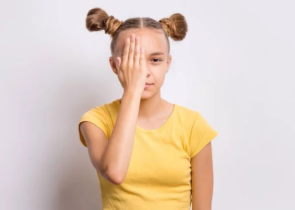 Retrato Menina Adolescente Cobrindo Olho Com Mão Verificando Visão Emoção — Fotografia de Stock