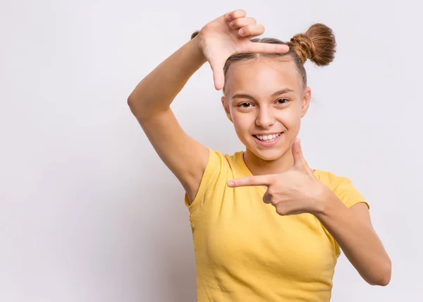 Porträt Eines Teenie Mädchens Das Einen Rahmen Mit Händen Und — Stockfoto