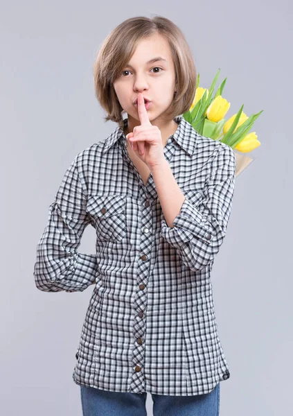 Mädchen Versteckt Blumenstrauß Hinter Sich Auf Grauem Hintergrund Kind Mit — Stockfoto