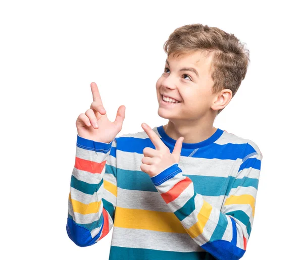 白人の少年の半長の感情的な肖像画 面白い10代の若者を指して上を向いて笑顔で 白い背景に隔離された 幸せな子供を指差して — ストック写真