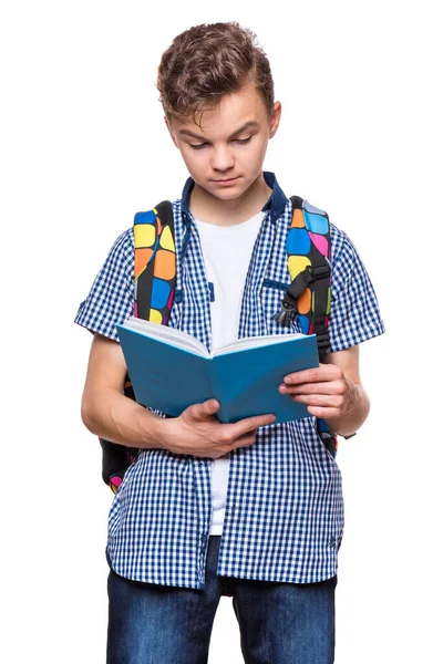 带着书包和书本的年轻学生的画像 年轻人笑着看书 快乐的少年 孤独在白人背景下 — 图库照片