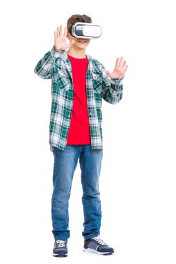 Sanal gerçeklik gözlüğü kullanan beyaz bir gencin tam boy portresi. Gözlüklü komik bir genç. 3 boyutlu cihaz teknolojisi olan yakışıklı bir çocuk, beyaz arka planda izole edilmiş..