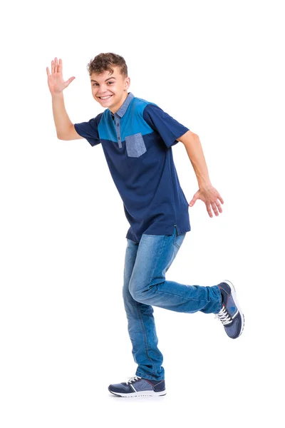 白地に隔離された若い白人の少年の完全な長さの肖像画 面白い10代の歩行 カメラを見て笑顔で走っているハンサムな活動的な子供 — ストック写真
