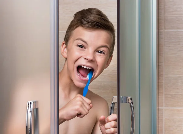 Retrato Bonito Teen Menino Banheiro Escovando Seus Dentes — Fotografia de Stock