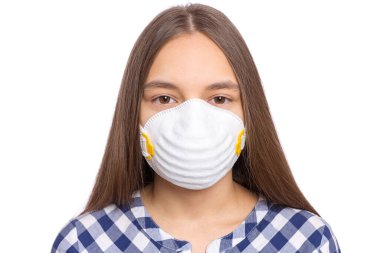 Koronavirüs karantinası kavramı. Grip virüsünden korunmak için tıbbi koruyucu maske takan bir kız, beyaz arka planda izole edilmiş. Koruyucu maskeli çocuk portresi. COVID-19.