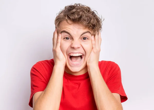 Retrato Adolescente Sorprendido Sobre Fondo Gris Divertido Niño Mirando Cámara —  Fotos de Stock