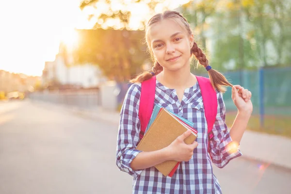 Retrato Menina Adolescente Com Mochila Livros Raios Sol Feliz Sorrindo — Fotografia de Stock