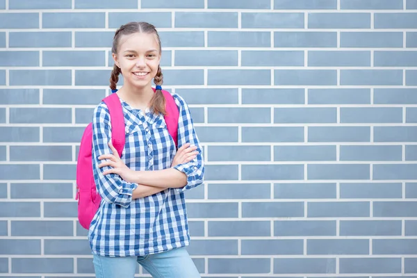 Piękna Uczennica Nastolatka Plecakiem Patrząca Kamerę Uśmiechnięte Dziecko Torbą Nastolatka — Zdjęcie stockowe