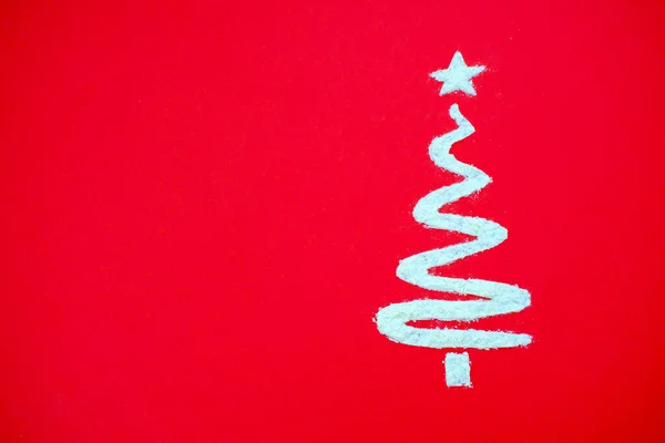 Рождественская елка из белой муки на красном фоне. Рождественская пекарня и кулинария творческая минимальная концепция. Плоская композиция с видом сверху. Copyspace — стоковое фото
