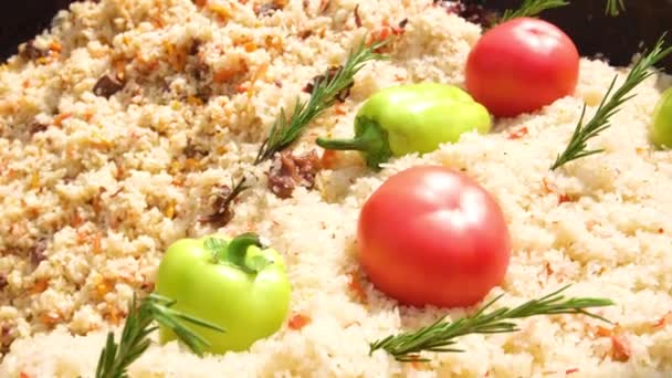 Vonící vynikající pilaf s hovězím masem, rajčaty a velkým pepřem v obrovském kotli. Slavnostní pouliční čerstvě připravené jídlo. Výborná rýže. Maso a rýže. Zdravé jídlo. Tradiční pokrm asijské kuchyně. — Stock video
