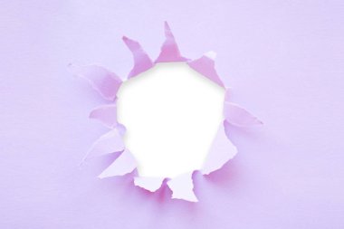 Beyaz arkaplanlı mor renkli kağıt deliği. Metin için yer