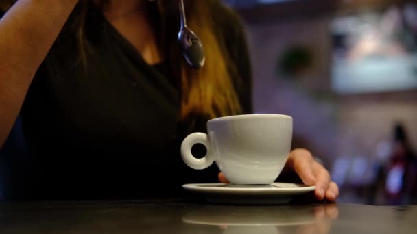 Café. Mulher cortada em café preto bebendo com a colher no restaurante, café. Mãos de mulher de close-up com copo branco. Escuro quente tonificado cena . — Vídeo de Stock