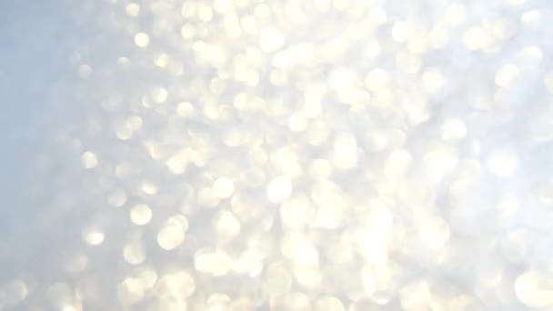 Dekoratív disszidált absztrakt ezüst háttér csillogó csillogással. Ünnepi és ünnepi háttér szöveg. 4k felvétel — Stock videók