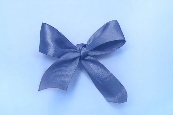 Gift Bow cor azul clássico na moda em fundo azul feriados, celebração, conceito de minimalismo. Espaço de cópia. Cor do ano 2020 . — Fotografia de Stock