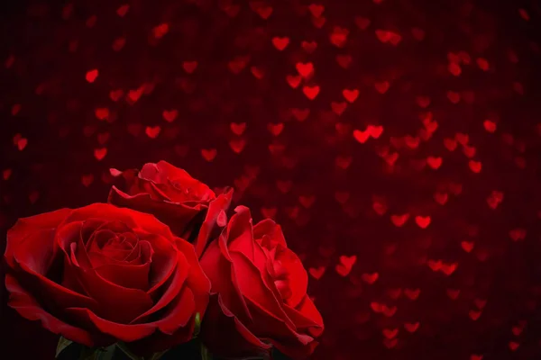Biglietto di San Valentino con tre rose rosse su sfondo cupo boke cuore. Copyspace - Concetto di amore e giorno del matrimonio . — Foto Stock
