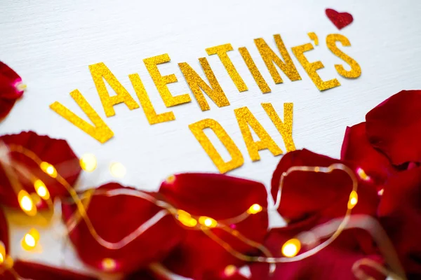 Поздравительная открытка на день Святого Валентина с красными лепестками роз и белым фоном сердца. романтика и любовь — стоковое фото