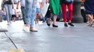 Summer City caddesinde yürüyen insanların bacakları. Tanınmayacak kadar kalabalık yaklaşıyor. Şehir sakinleri ve turistler. 4k görüntü