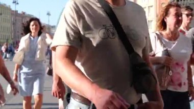 Summer City caddesinde çok ırklı insanlar yürüyor. Kalabalık yaklaşsın. Şehir sakinleri ve turistler. 4K görüntü. St. Petersburg 18Ağustos 2019