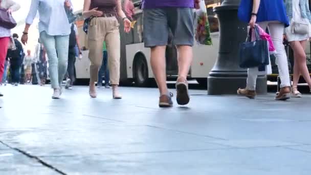 Nogi ludzi spacerujących po letniej ulicy. Nierozpoznawalny tłum zamyka drzwi. mieszkańców miasta i turystów. Autobus na tle .4k materiał — Wideo stockowe