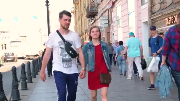 Multietničtí lidé procházející se po letních ulicích. Dav se uzavře. obyvatelé města a turisté. 4k záběry. Petrohrad 18aug2019 — Stock video